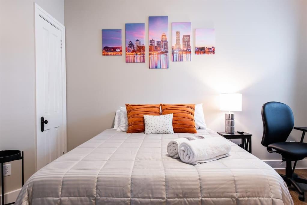 Holiday home 2br Haven: Remodeled Gem!